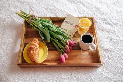 breakfast-in-bed-flowers-for-mother_373x_2x.progressive.jpg