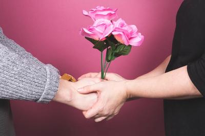 couple-flowers-gift_373x_2x.jpg