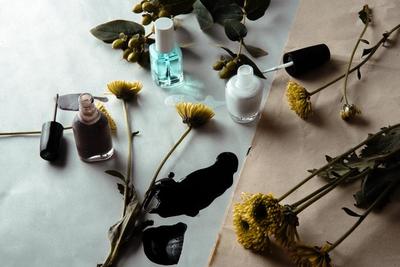 nail-polish-with-flowers_373x_2x.jpg